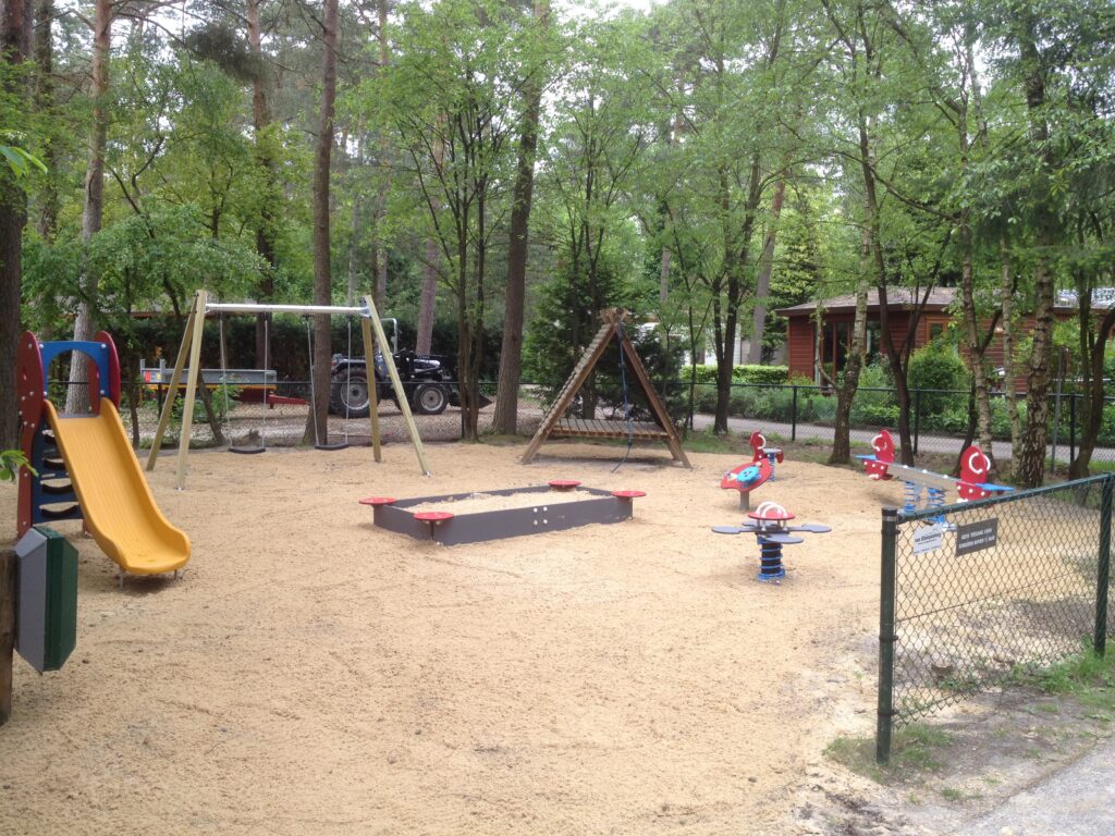 Voor de kleintjes is er een speeltuin op het park.
